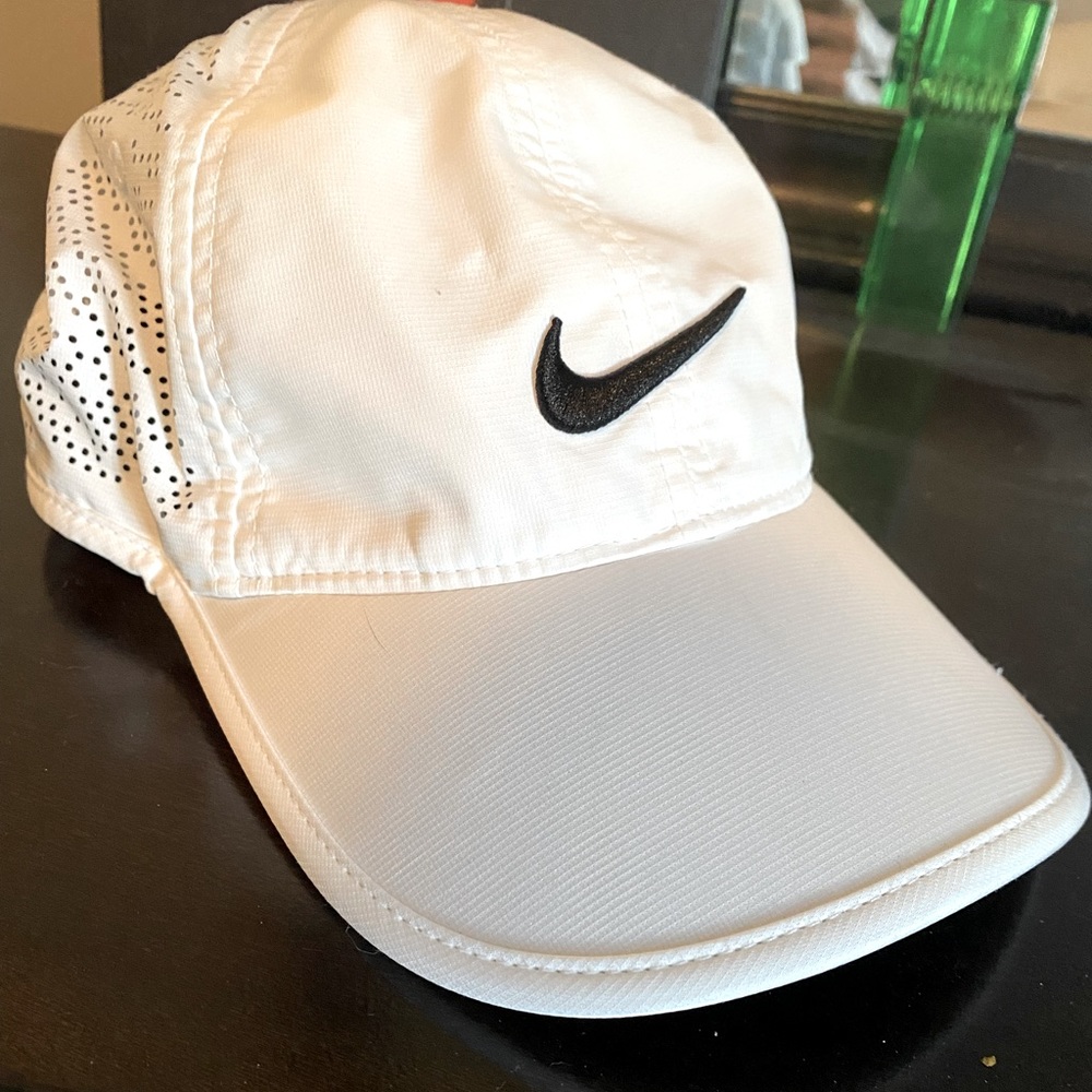 Women’s Nike Heritage86 cap with mesh detail